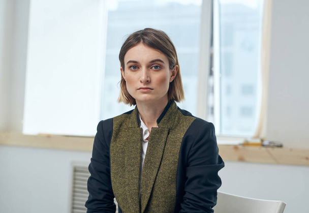 Ritratto di una donna d'affari in giacca e cravatta In una stanza luminosa vicino alla finestra - Foto, immagini