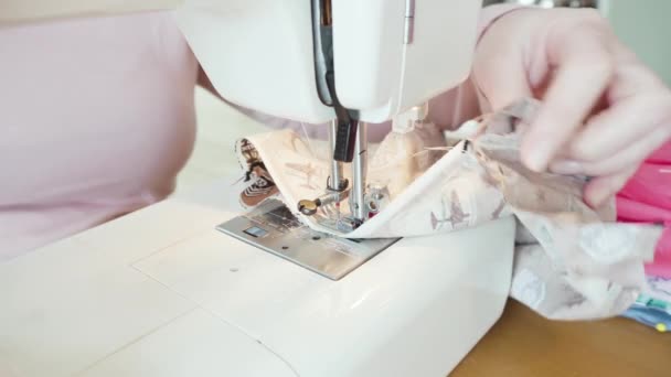 Naaien van katoenen gezichtsmasker met naaimachine voor coronavirus uitbraak. - Video
