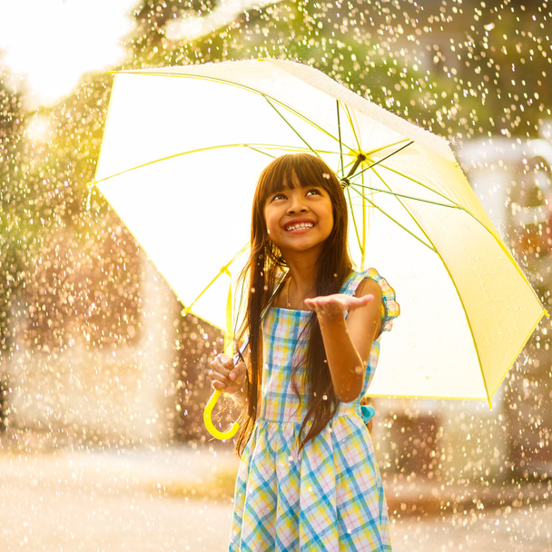 schön junge asiatische Mädchen in die regen - Foto, Bild