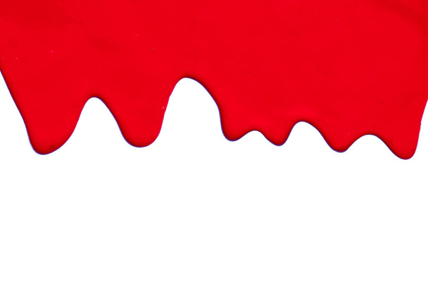 Pintura de color rojo goteo, recorte de color sobre fondo blanco  - Foto, Imagen