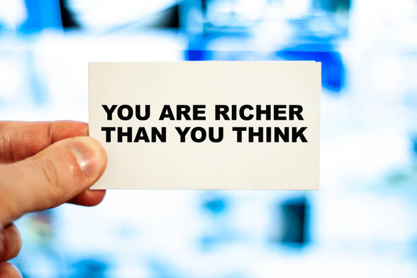 Είσαι πιο πλούσιος απ 'όσο νομίζεις ότι είναι τα λόγια που κρατάει ο άνθρωπος στο χέρι του. - Φωτογραφία, εικόνα