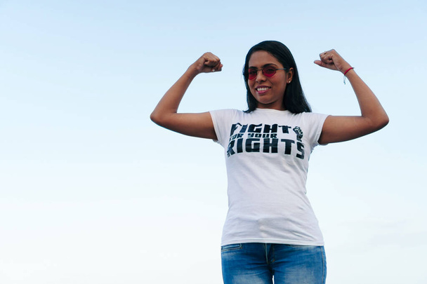 Vrouw met een feministisch T-shirt aan - Foto, afbeelding