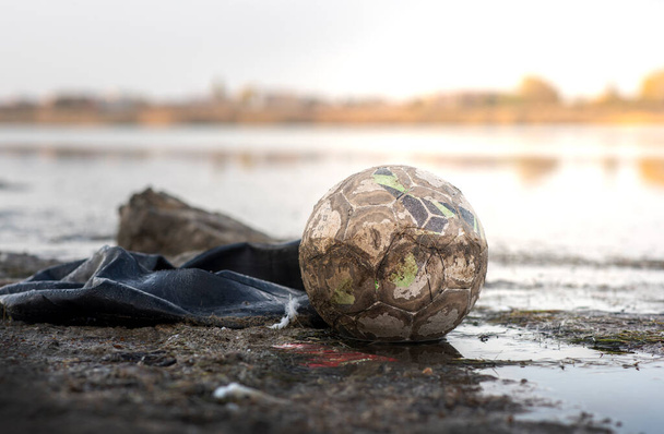 Alter Ball im Wasser. Verschmutzung mit Hausmüll am Pomorie-See in der Nähe von Burgas, Bulgarien. Impressum menschlicher Aktivität auf die Natur. - Foto, Bild