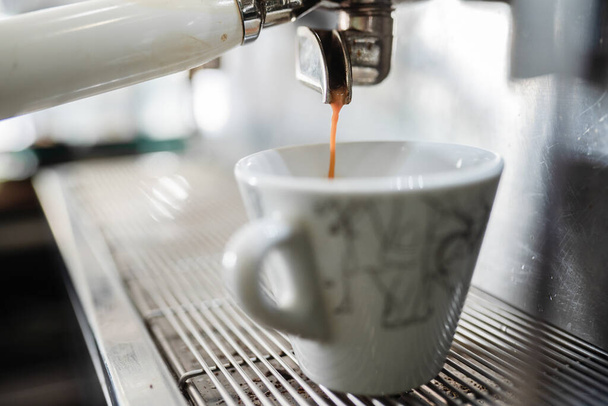persona irreconocible preparando café en la cafetería - Foto, imagen