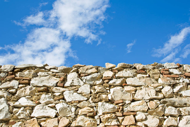 空を背景に大きな石のブロックと石の壁. - 写真・画像