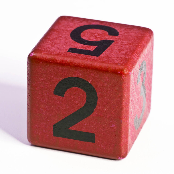 Číslo dvě a pět napsaných na červené dřevěné kostce kalendářního data - Fotografie, Obrázek