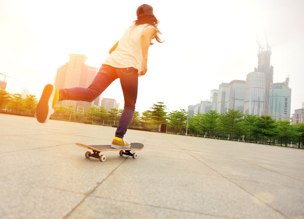 Woman skateboarding - 写真・画像