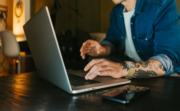 Detailní záběr mužských rukou s laptopem. Člověk pracuje na dálku z domova. Freelancer at work - Fotografie, Obrázek