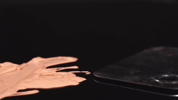 bézs arc alapítvány fekete háttér - Felvétel, videó