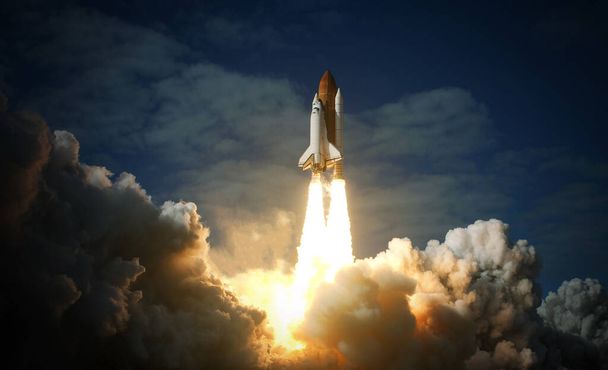 Space Shuttle hebt ins All ab. Elemente dieses von der NASA bereitgestellten Bildes. - Foto, Bild