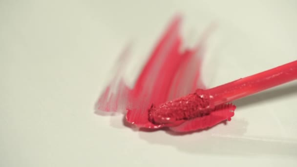 fechar-se de lustro de lábio rosa fazendo traços no branco - Filmagem, Vídeo
