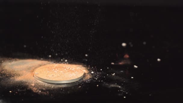 shiny bronzer falling on beige face powder on black - Séquence, vidéo