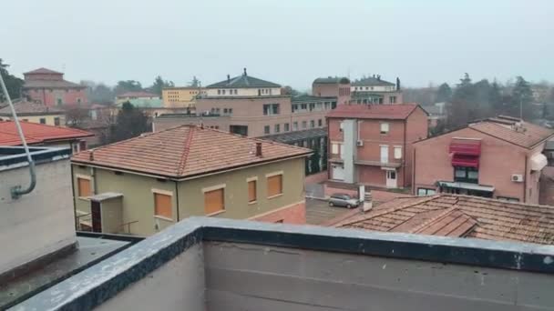 Первая зима выпадает снег в маленьком городке Биббиано, Италия - Кадры, видео