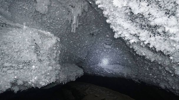 В горах, внутри ледника, в ледяной пещере - Фото, изображение
