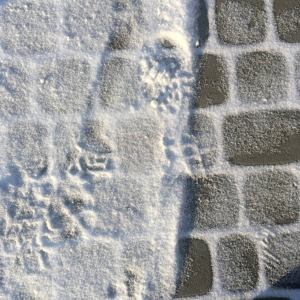 сонячне світло свіжий сніг на тротуарі
 - Фото, зображення