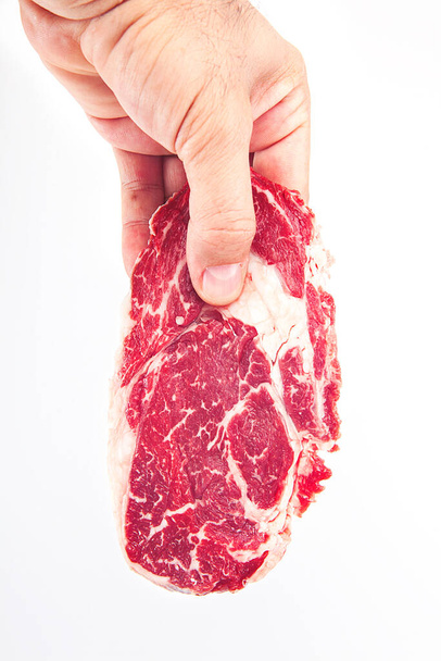 Čerstvé syrové hovězí steak na dřevěném pozadí. Roast beef.  - Fotografie, Obrázek