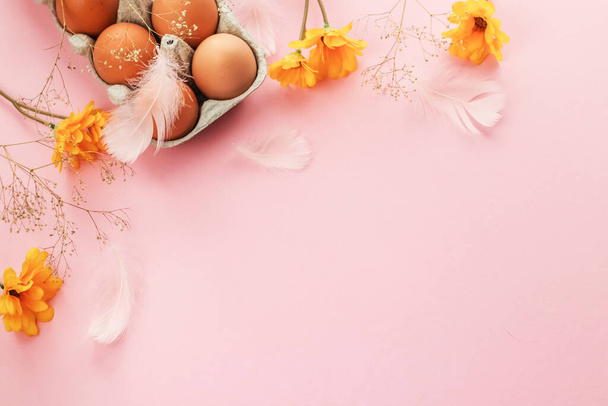 Renkli bir arka planda Paskalya yumurtaları ve bahar çiçekleri. Mutlu Paskalyalar. Tatil konsepti. Boşluğu kopyala. - Fotoğraf, Görsel