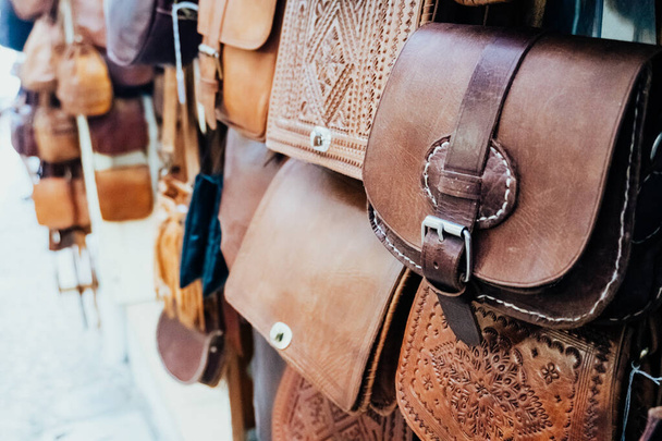 Detailní pohled na hnědé kožené kabelky s nezaostřeným pozadím - Fotografie, Obrázek