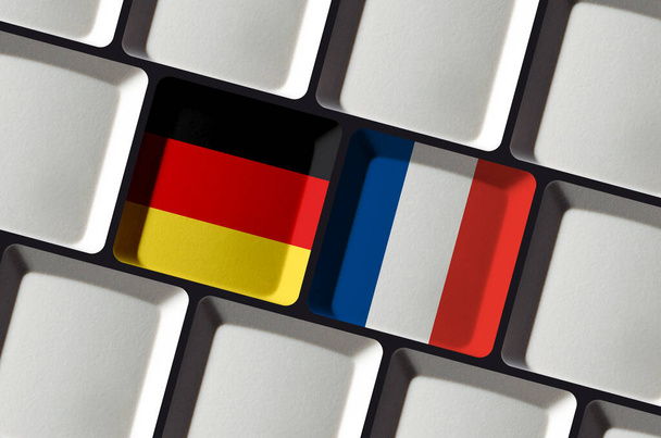 Almanca ve Fransızca bayrak taşıyan klavye çift taraflı dil öğrenimi ve çevirisi - Fotoğraf, Görsel