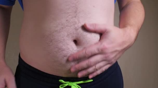 mužské břicho zblízka pomalu. Muž ukazující pivní břicho - Záběry, video