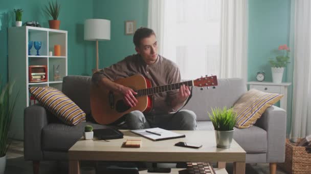 Jonge man muzikant componeert Melody - Video