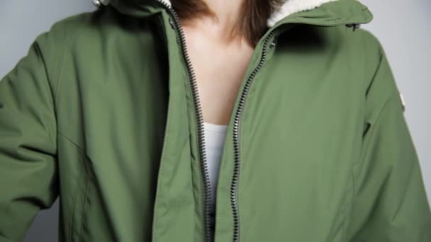 美しい女性閉じる冬のジャケットでジッパー. - 映像、動画