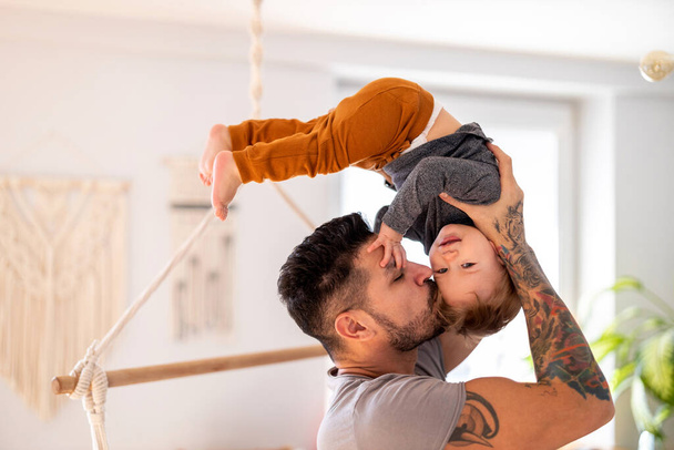 Padre e hijo bebé divirtiéndose juntos en casa - Foto, Imagen
