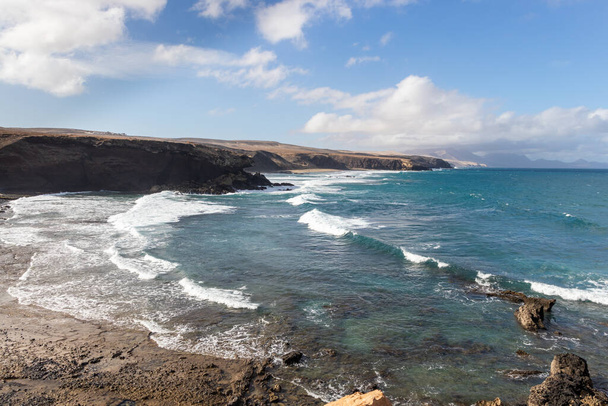 La Pared sahilindeki okyanus manzarası. Playa de la Pared 'deki açık deniz, dalgalar, kayalıklar ve sahil manzarası - Kanarya Adaları, Fuerteventura, İspanya.  - Fotoğraf, Görsel