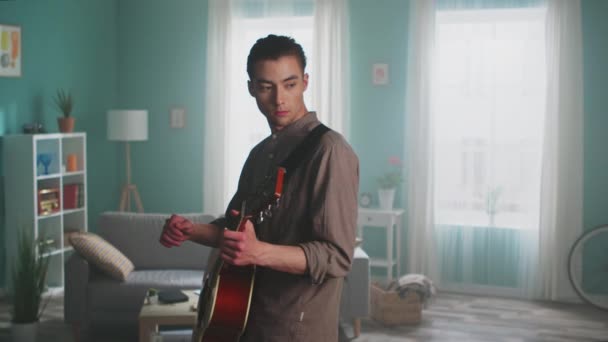 Junger Mann Gitarrist zu Hause - Filmmaterial, Video