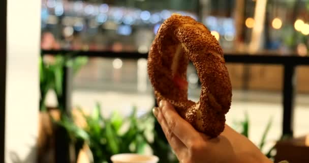 dívka jíst tradiční turecké snídaně s tureckou bagel v tureckém letišti - Záběry, video
