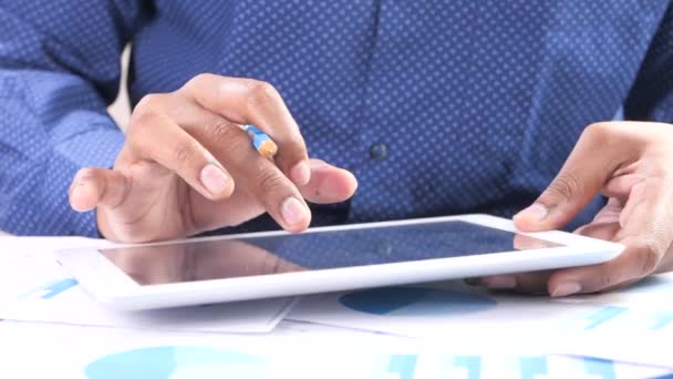 hombre de negocios usando tableta digital en escritorio de oficina  - Imágenes, Vídeo