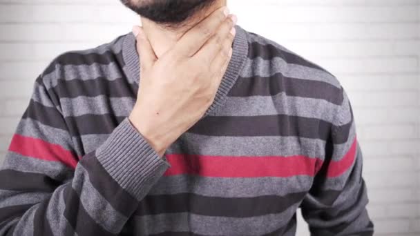  jovem asiático homem sofrendo garganta dor de perto  - Filmagem, Vídeo