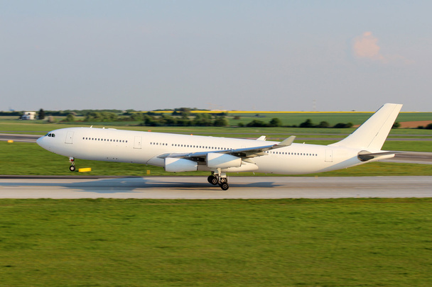 fehér repülőgép - Fotó, kép