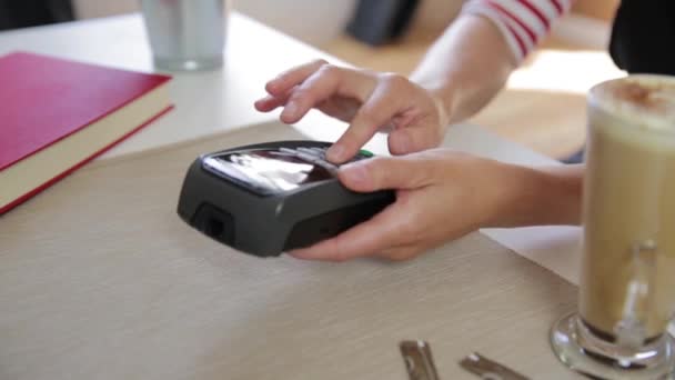 Клиент делает беспроводные или бесконтактные платежи с помощью смартфона, NFC оплаты - Кадры, видео