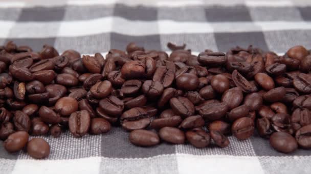 Grain de café torréfié. Graines de café parfumées. Fermeture au ralenti de grains de café torréfiés entiers. - Séquence, vidéo
