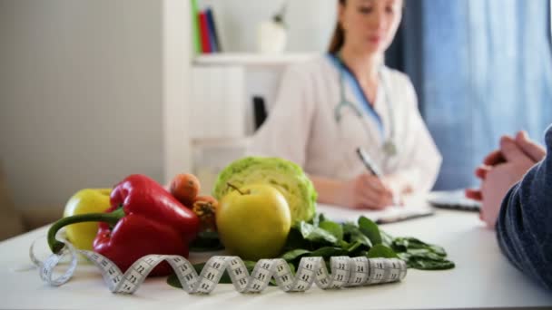 Alimentación vegetal nutrición y concepto de medicación. Nutricionista consultando al paciente. Nutricionistas lugar de trabajo - Metraje, vídeo