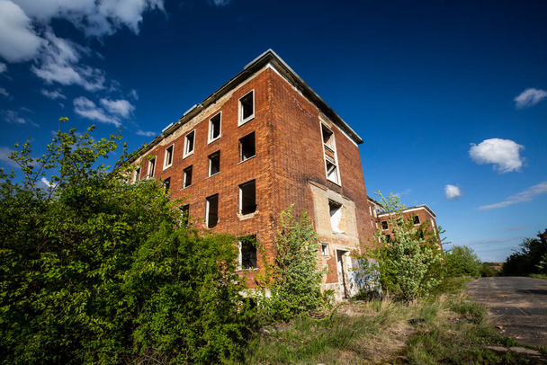 Edificio de ladrillo abandonado en el cielo azul - Foto, Imagen