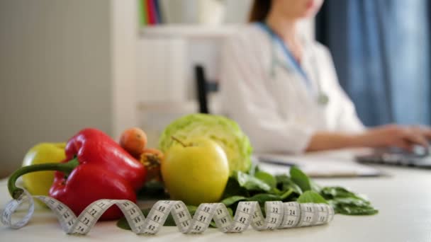 Növényi étrend táplálkozás és gyógyszer koncepció. Táplálkozási munka.Táplálkozási munkahely - Felvétel, videó