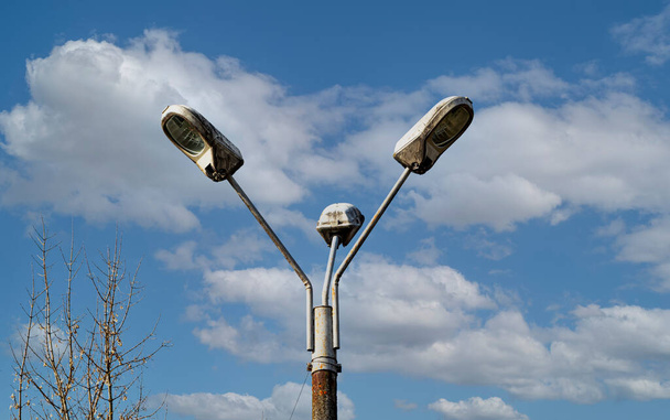 Lampy na tyči pod modrou oblohou - Fotografie, Obrázek