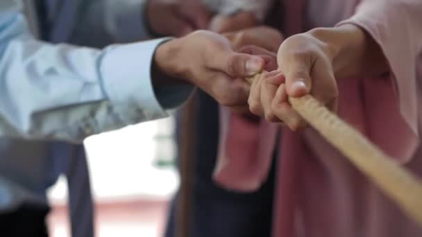 Imagen conceptual de colegas de negocios utilizando la cuerda como elemento del trabajo en equipo - Metraje, vídeo