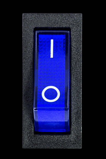 Interruptor de encendido azul en posición ON, aislado sobre fondo negro - Foto, Imagen