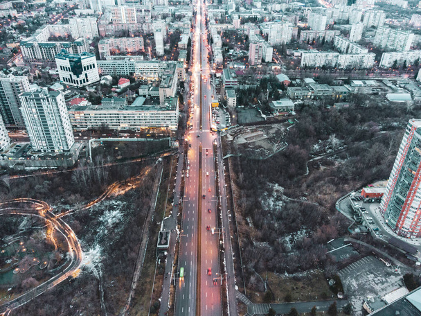 Vista aerea Kharkiv centro città Nauky ave. Orto botanico Sarzhyn Yar e multipiano edifici moderni in serata. Città grigia invernale con semafori rossi - Foto, immagini