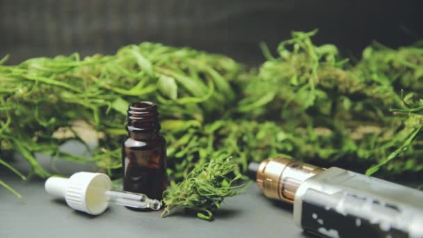Vape pen i medyczna marihuana pączek konopi. Produkty do wapnowania olejów CBD i THC - Materiał filmowy, wideo