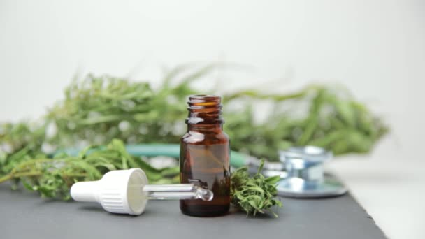 cannabis medicinal óleo de cannabis cbd e estetoscópio. Medicina alternativa para alívio da dor - Filmagem, Vídeo