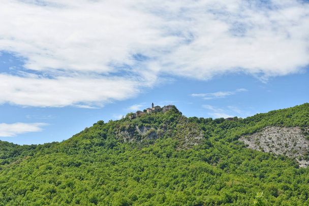 Πανοραμική θέα ενός χωριού στα βουνά της περιοχής Μολίζε, Ιταλία. - Φωτογραφία, εικόνα