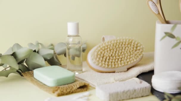 Vários tratamentos de spa eco-friendly e compras de bem-estar. Diferentes objetos de higiene pessoal. Consciência ambiental e conceito de beleza - Filmagem, Vídeo