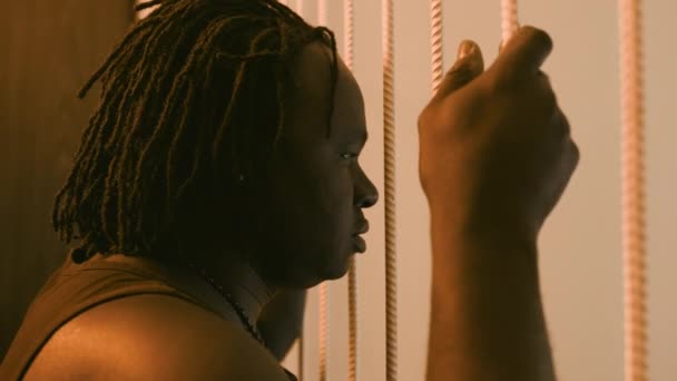 Африканський чорношкірий чоловік у в "язниці - Кадри, відео