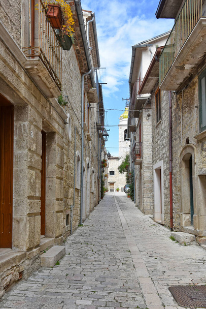 Улица среди старых каменных домов Оратино, средневековой деревни в регионе Молизе, Италия. - Фото, изображение