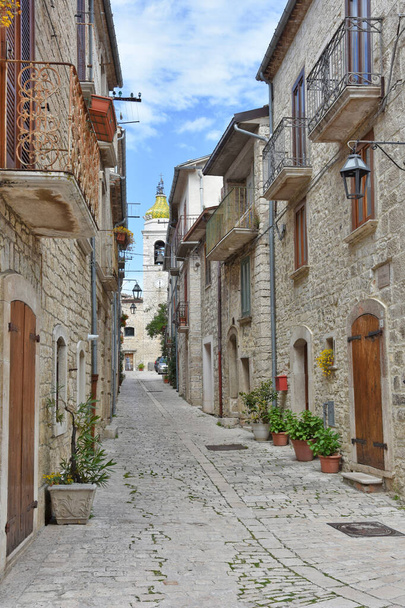 Ένας δρόμος ανάμεσα στα παλιά πέτρινα σπίτια του Ορατίνου, ενός μεσαιωνικού χωριού στην περιοχή Μολίζε της Ιταλίας. - Φωτογραφία, εικόνα
