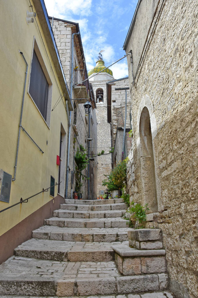 Ένας δρόμος ανάμεσα στα παλιά πέτρινα σπίτια του Ορατίνου, ενός μεσαιωνικού χωριού στην περιοχή Μολίζε της Ιταλίας. - Φωτογραφία, εικόνα